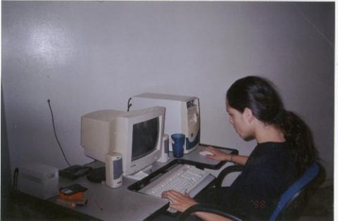 Jogando Counter Strike 1.5 em 2004. A versão 1.6 era muito pesada. Dedos no Wsad.